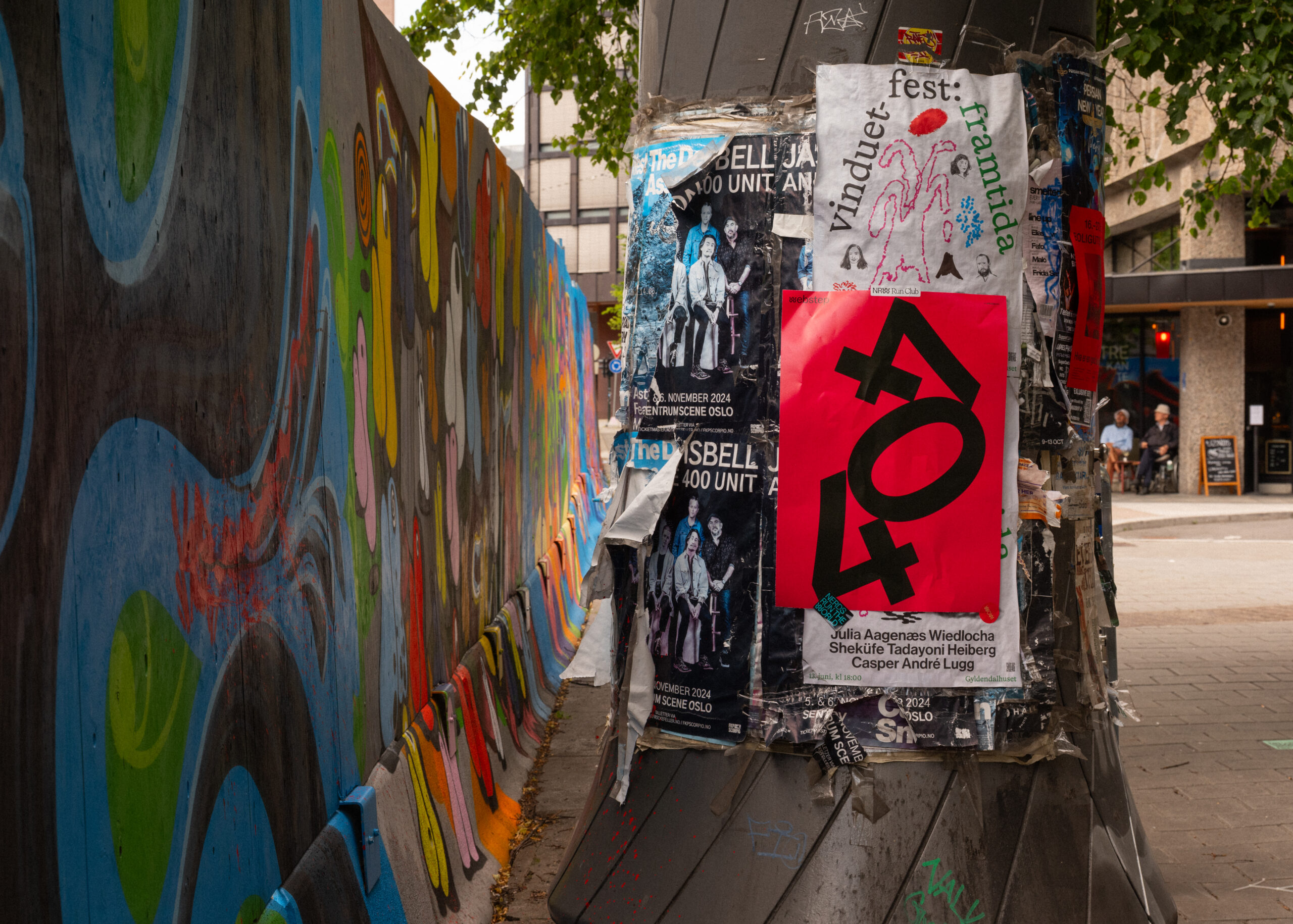 En vegg med nye og gamle plakater