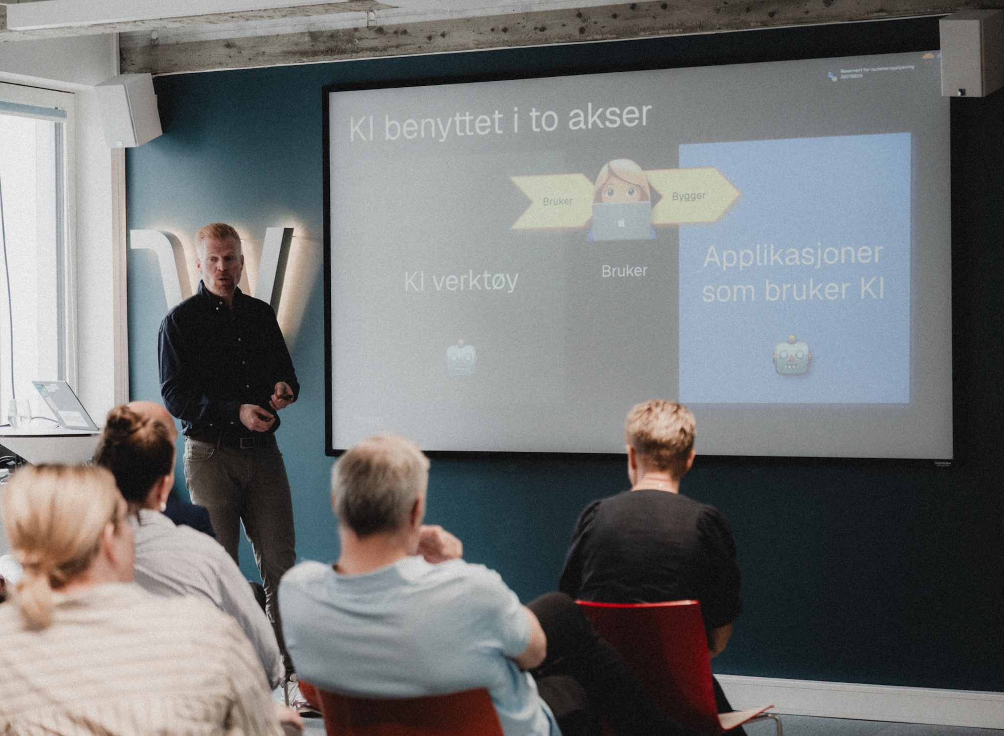 Foredragsholder presenterer om KI-verktøy for et publikum i Webstep sine lokaler.