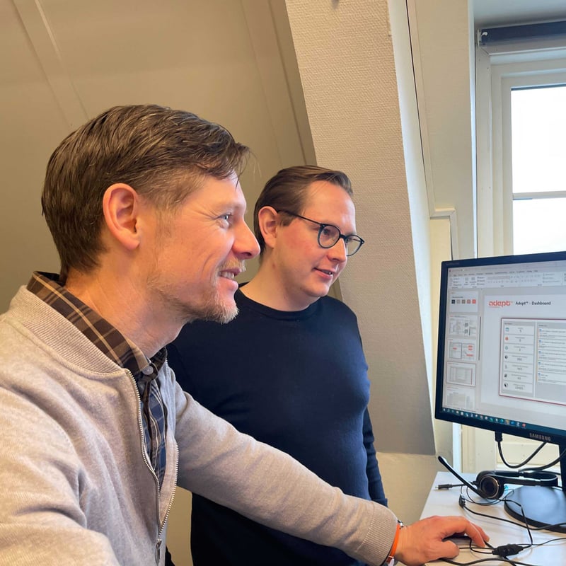 To seniorkonsulenter i Wepstep som ser på en skjerm.