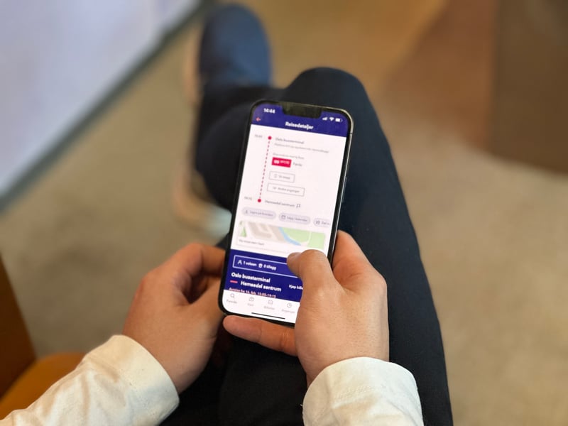 Bilde tatt av mobil som viser Entur app