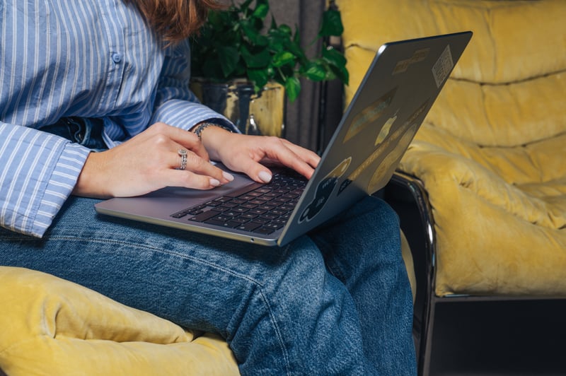Person som jobber på laptop i fleksibelt arbeidsmiljø – digitalt arbeid i praksis